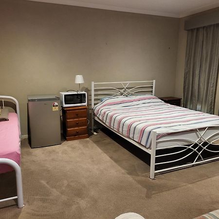 Lucky House Hotel Point Cook Bagian luar foto